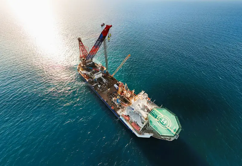 Vista aérea de embarcação de construção offshore com guindaste