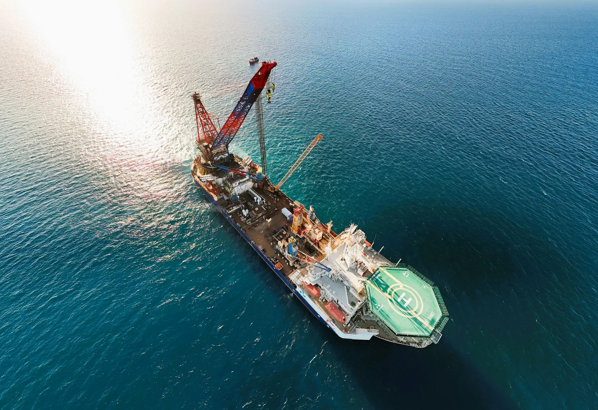 Vista aérea de embarcação de construção offshore com guindaste