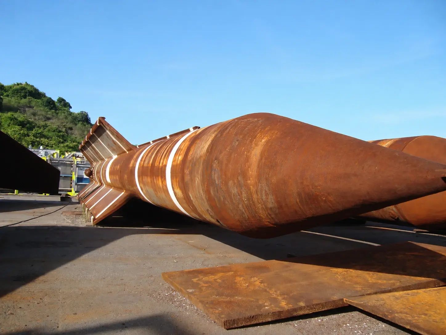 Estaca torpedo com aletas no pátio de fabricação