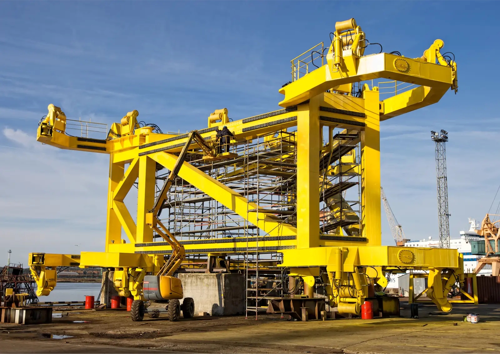 Estrutura amarela de grande porte para eólica offshore no cais